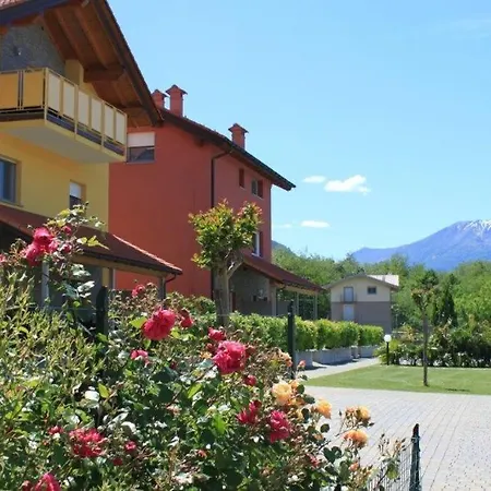 Appartement Rose Gialla Firsia Garten Eg Colico